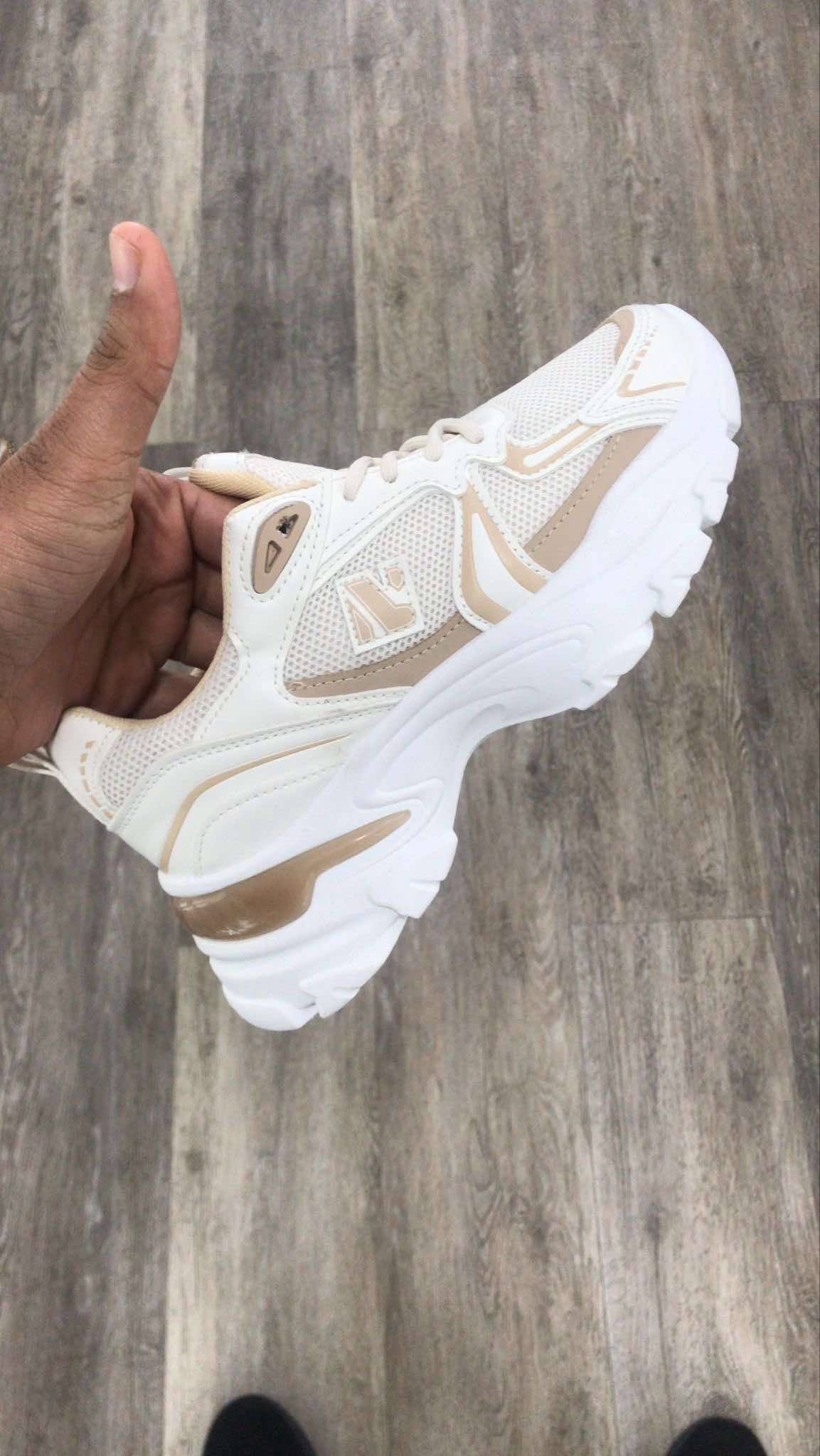 Sneaker Caro – Beige and White PU Leather Sneakers for Everyday Style