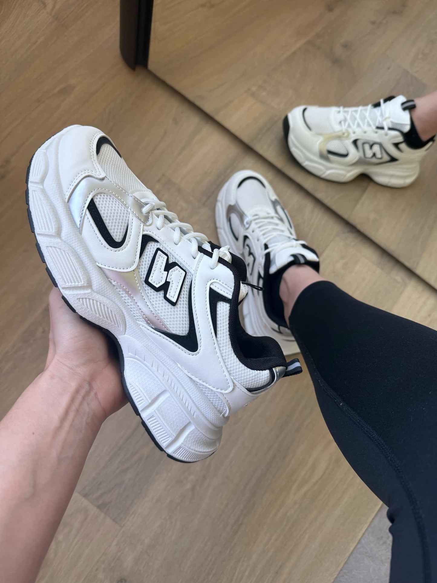 Zwart-witte dames sneaker Elva – trendy chunky sneaker