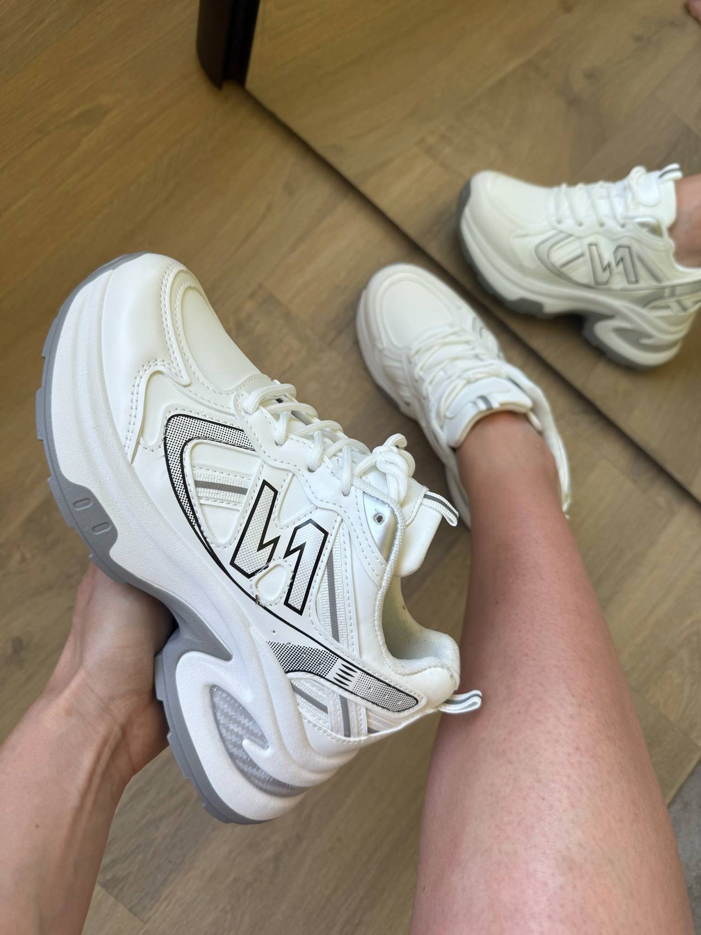 Sneaker Romi – White & Black PU Leather Sneakers for Women