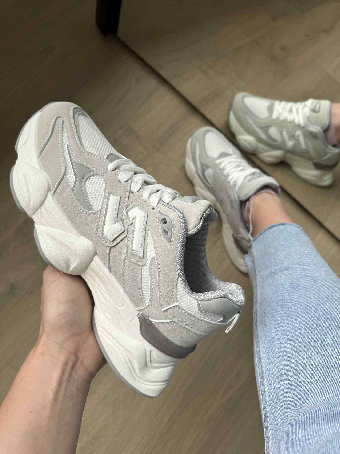 Sneaker Dana – Light Grey & White PU Leather Sneakers for Women