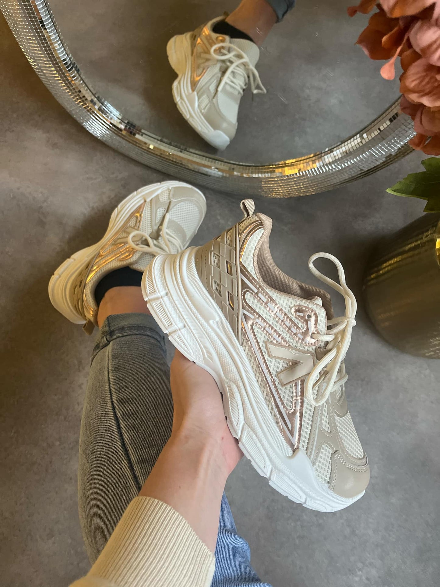 Sneakers Mirelle Beige – Girls' PU Leather Sneakers with V Logo