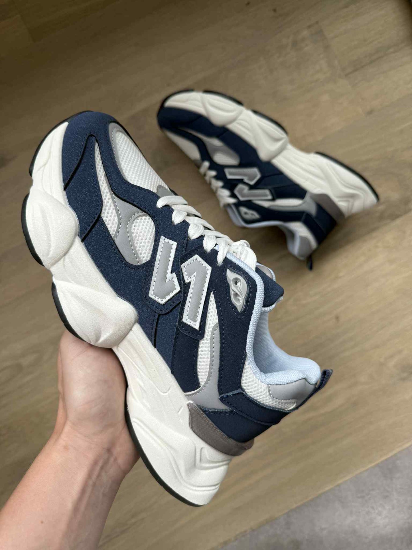 Sneaker Dana – White with Grey Details | PU Leather Women’s Sneakers