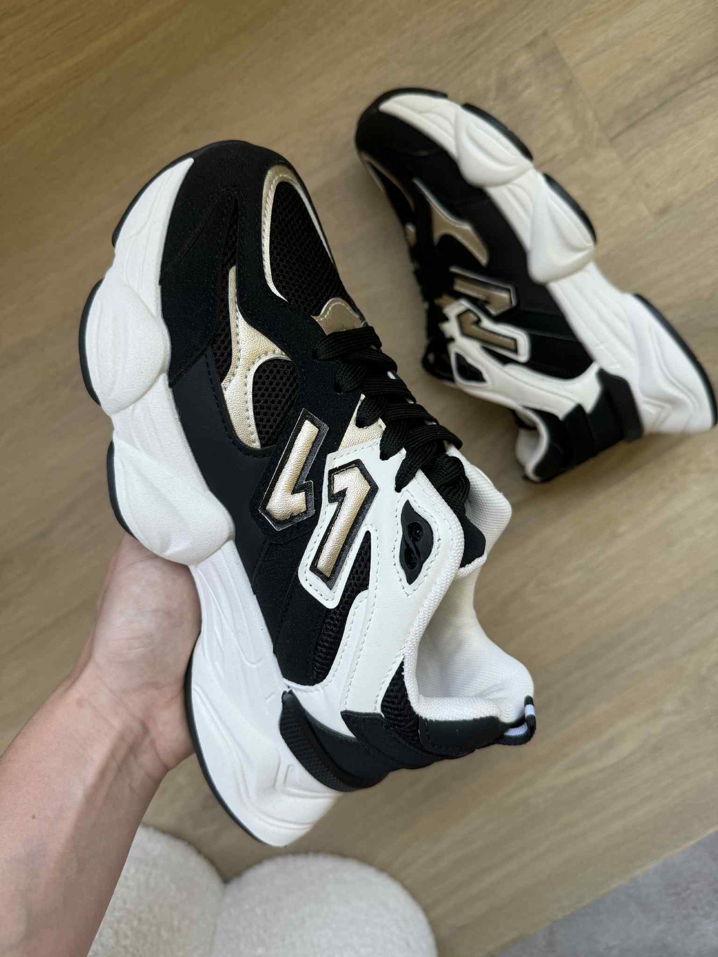 Sneaker Dana – Black & Gold PU Leather Sneakers with White Sole
