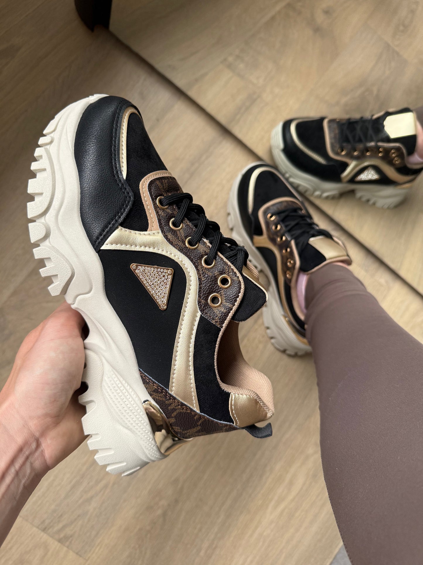 Sneaker Ilvy – Black, Gold & Beige PU Leather Sneakers for Women