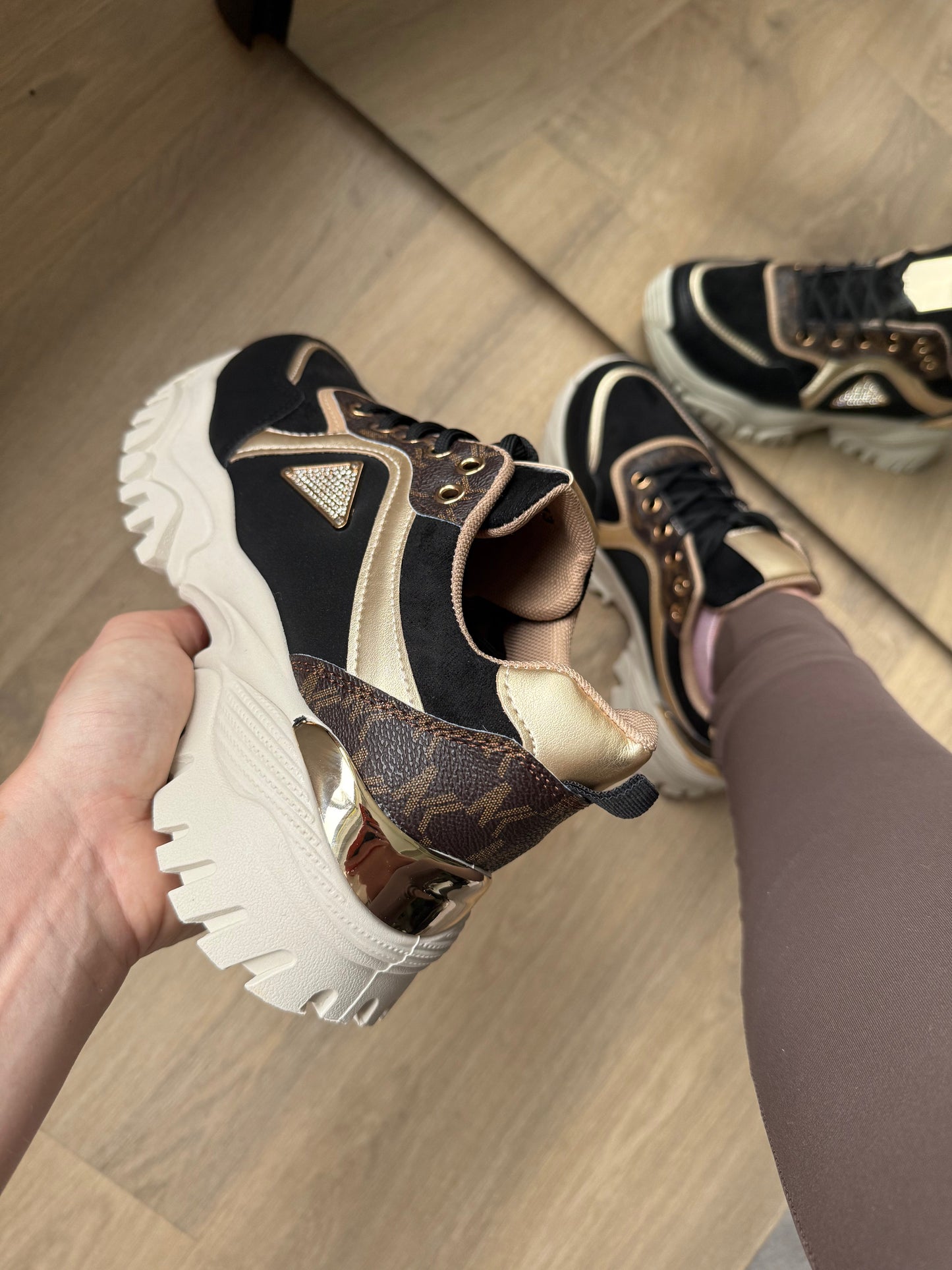 Sneaker Ilvy – Black, Gold & Beige PU Leather Sneakers for Women