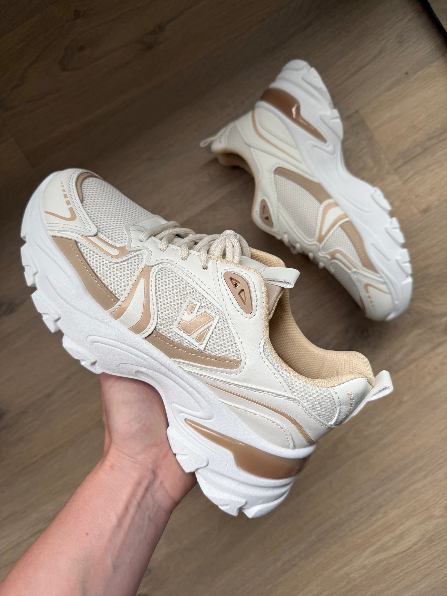 Sneaker Caro – Beige and White PU Leather Sneakers for Everyday Style