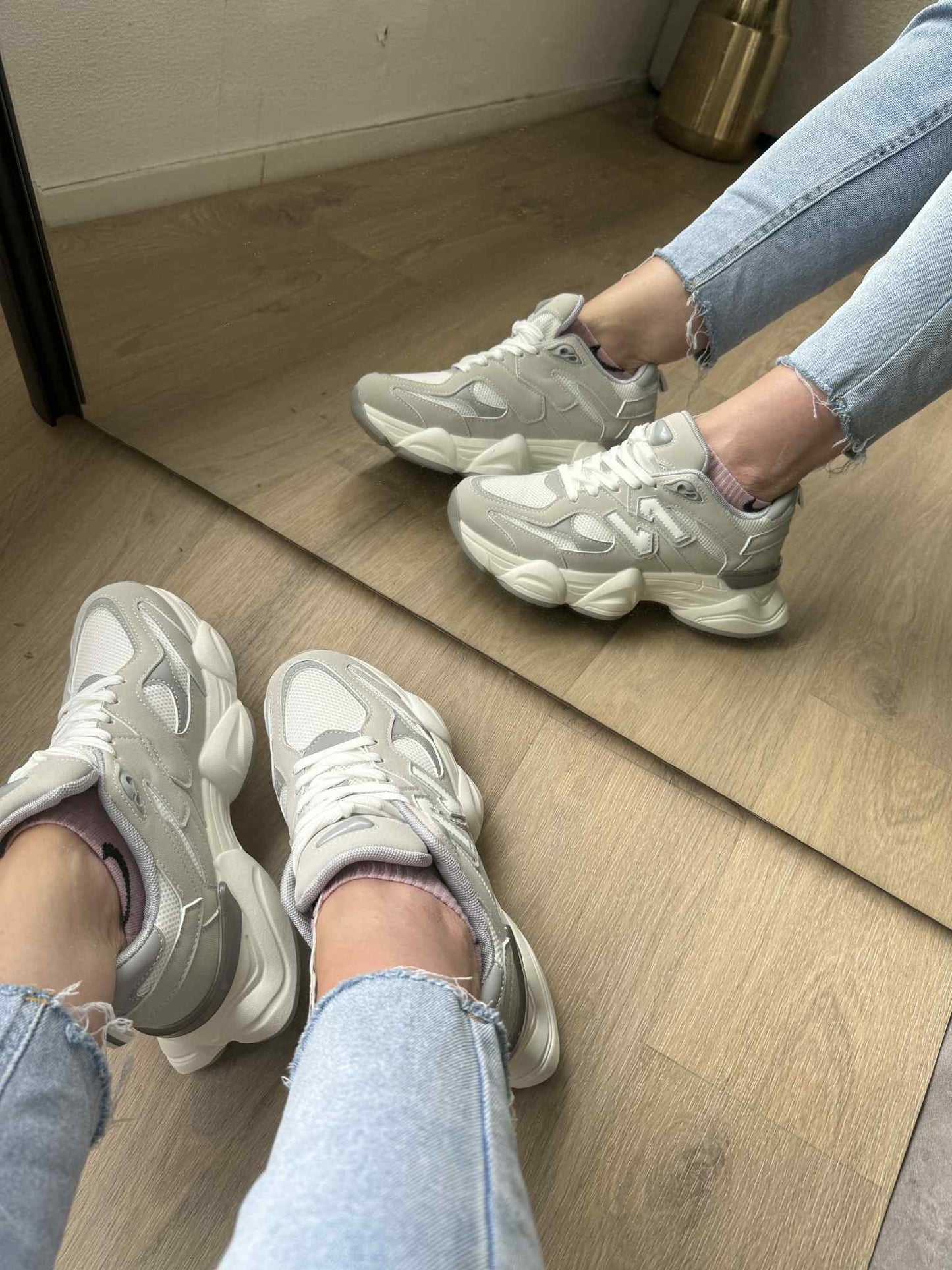 Sneaker Dana – Light Grey & White PU Leather Sneakers for Women