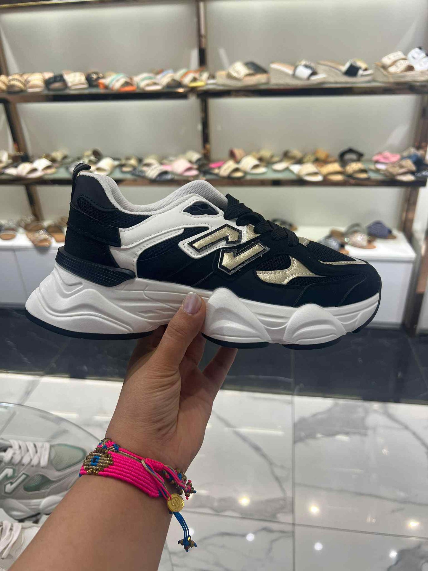 Sneaker Dana – Black & Gold PU Leather Sneakers with White Sole
